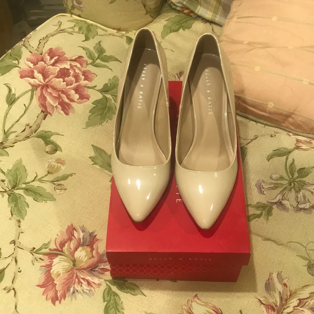Kelly and Katie nude Pantene leather pumps